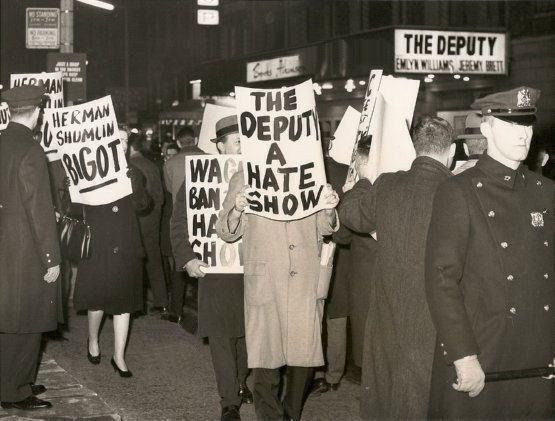 Protestation à la première de la pièce le 26 février 1964