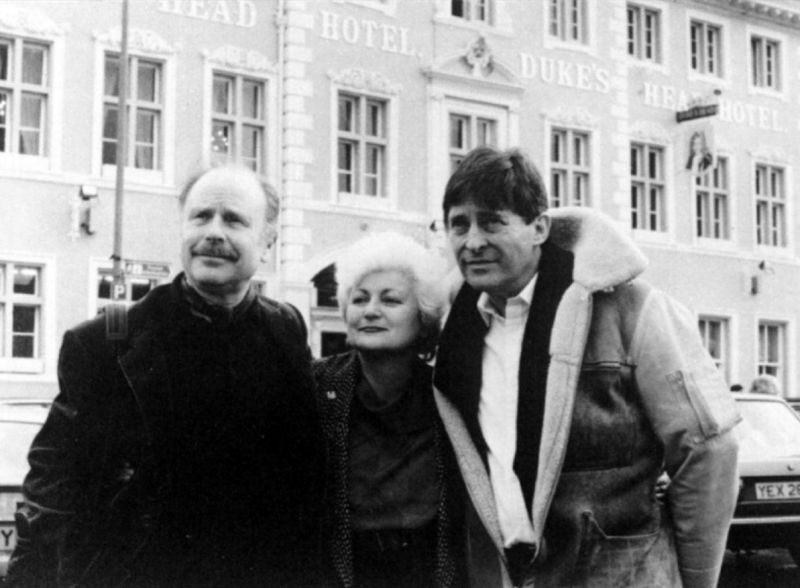 Jeremy Brett, Edward Hardwicke et June Wyndham Davies devant l&lsquo;hôtel Dukes Head à Kings Lynn, Norfolk