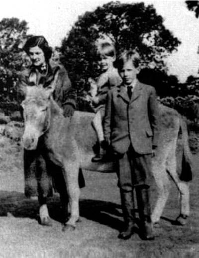 Jeremy à califourchon, sa mère et son frère Patrick