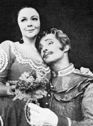 Jeremy ( Claudio) et Sheila Reid (Hero)