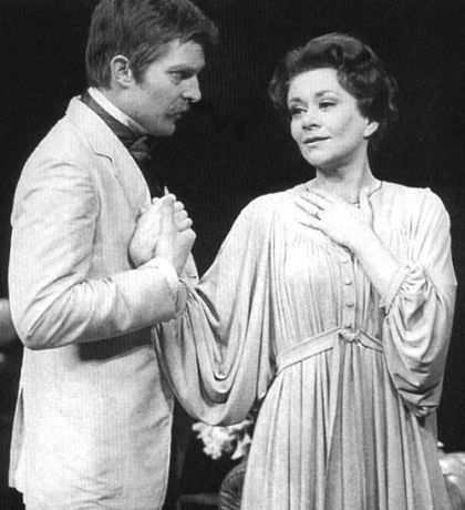 Jeremy (John Rosmer) et Joan Plowright (Beate)